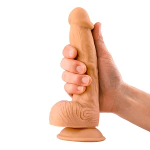 Dildo realist cu testicule Max & Co Thom ținut în mână