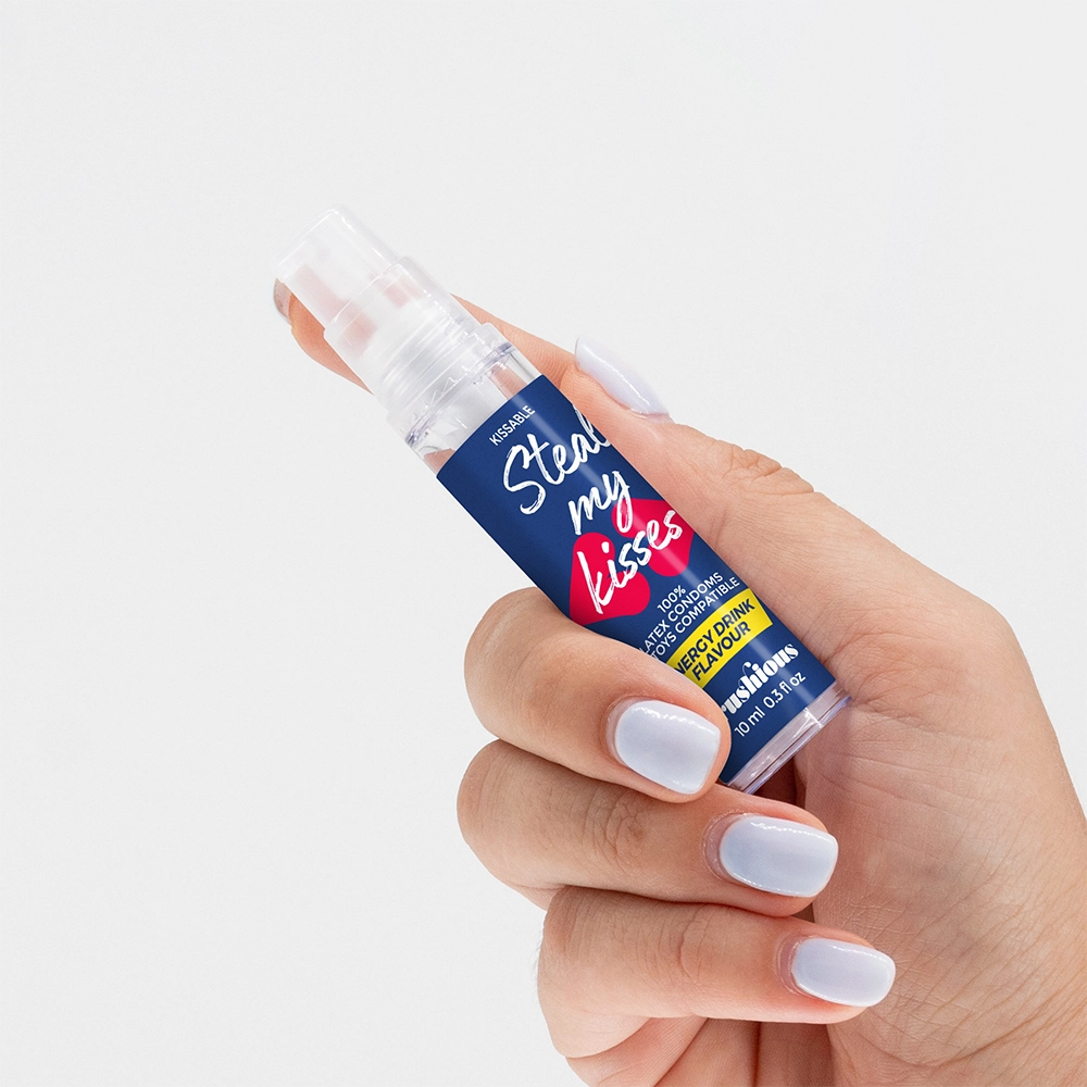 Lubrifiant oral Crushious Steal My Kisses ținut în mână